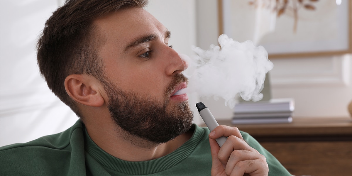 Erwachsene Person dampft Einweg Vape