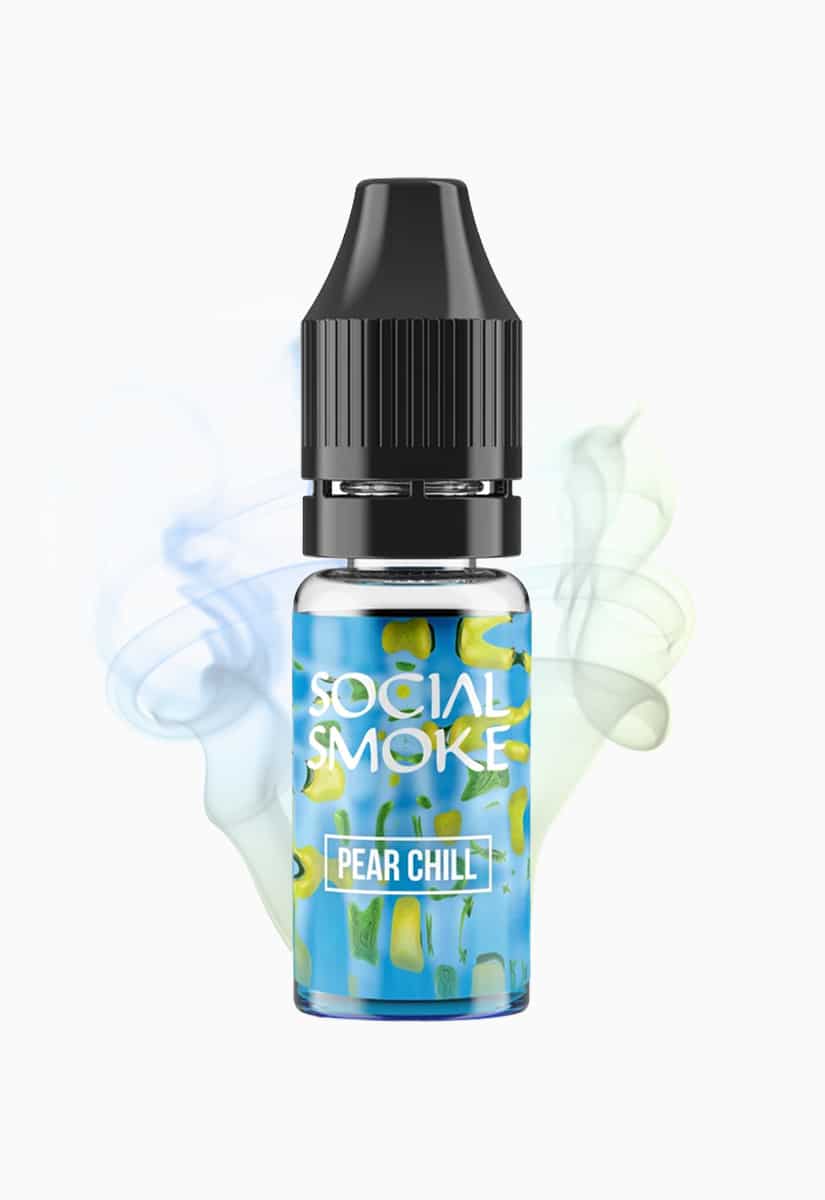 Flacon d'e-liquide Social Smoke Pear Chill 20 mg avec une étiquette bleue et un bouchon noir sur fond de fumée