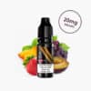 Adalya E-Liquid Bagdadi 20 mg Nikotin (10 ml) Flasche mit Erdbeere, Trauben, Pfirsich und Pflaume im Hintergrund