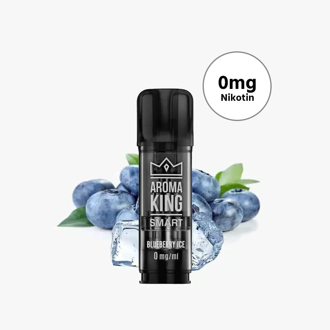 Aroma King Smart Blueberry Ice Vape 0 mg Nikotin, schwarzes Gerät vor Blaubeeren und Eiswürfeln auf weißem Hintergrund