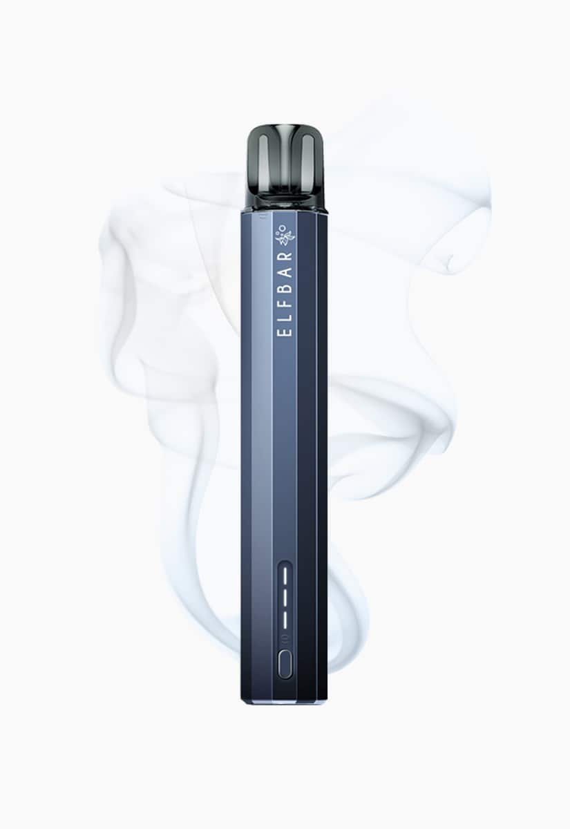 ELFBAR Vape in Dunkelblau mit schwarzem Mundstück, 20 mg Nikotin, freigestellt mit leichtem Rauch im Hintergrund