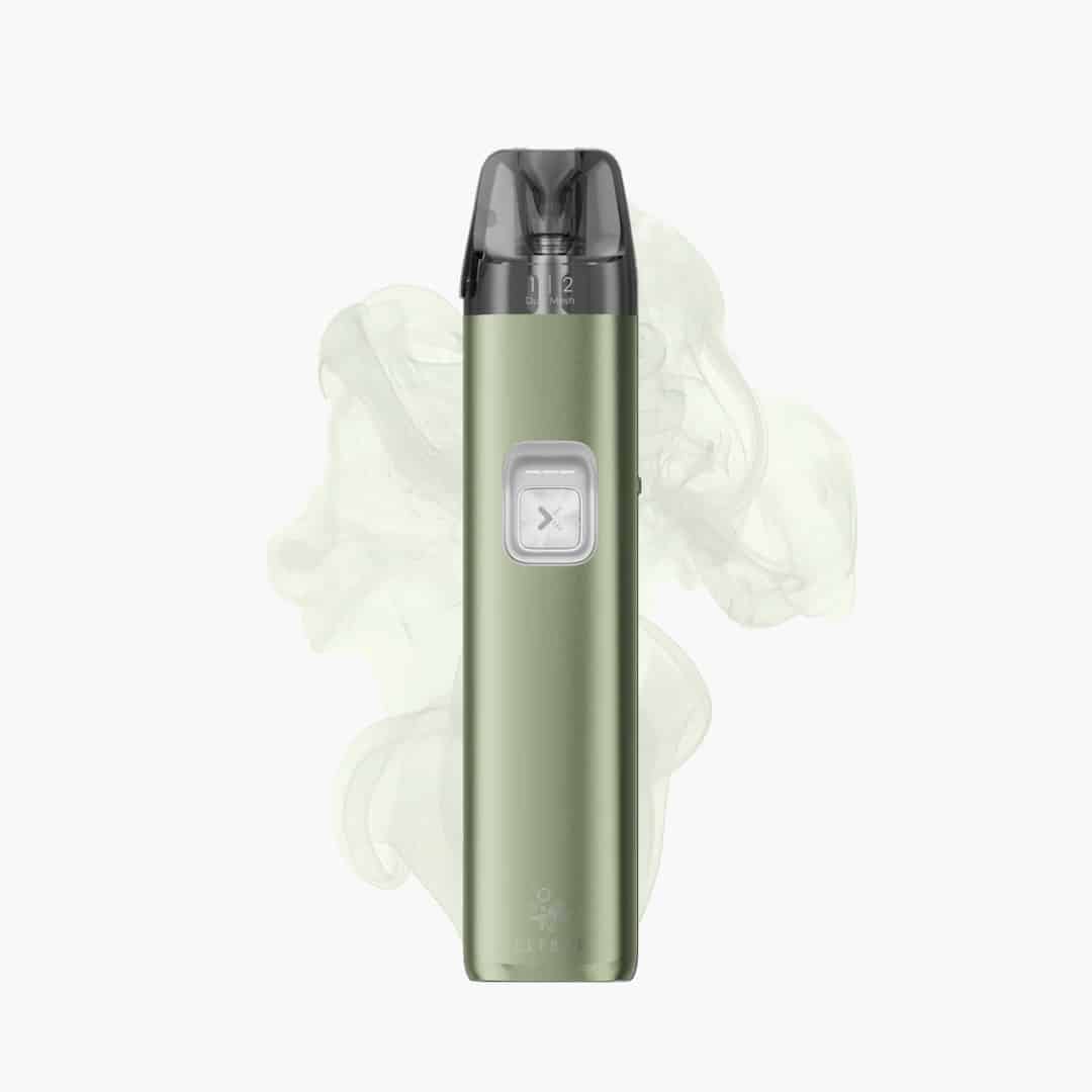 ELFBAR Pod-System Vape in Grün mit schwarzem Mundstück und Fronttaste, 20 mg Nikotin, freigestellt mit Dampf