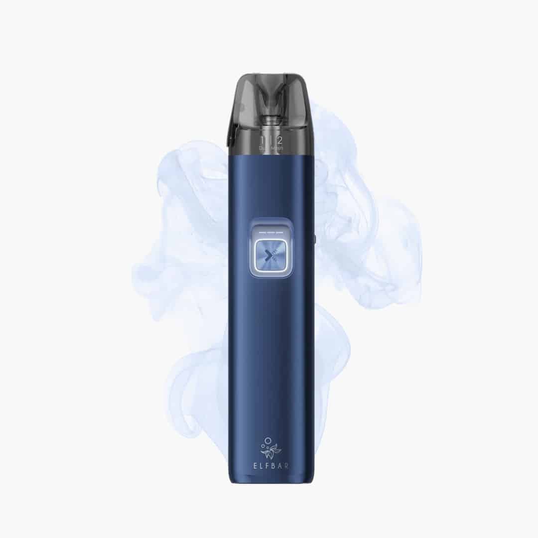 Blaues ELFBAR Pod-System mit Display und dunklem Pod, 20 mg Nikotin, freigestellt mit leichtem Dampf im Hintergrund