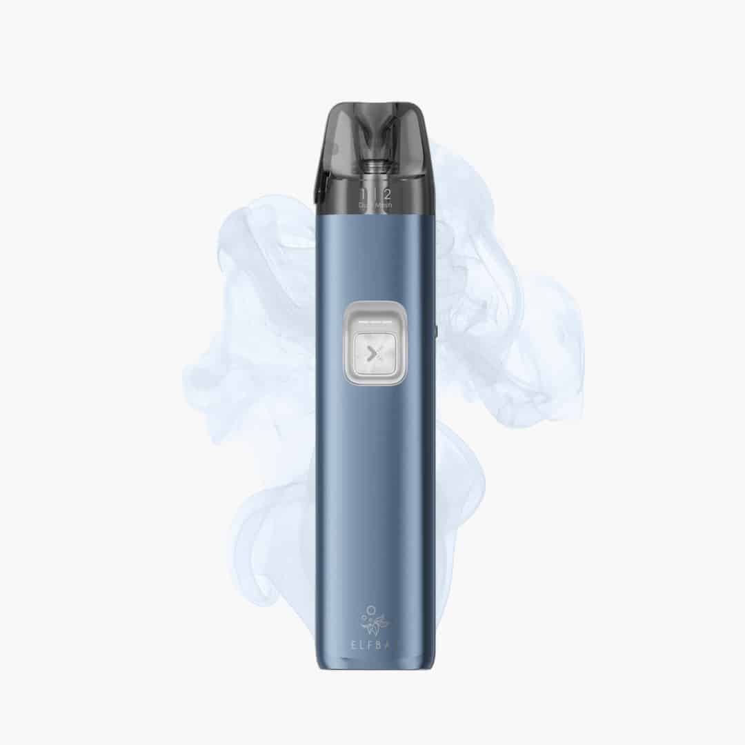 ELFBA Pod Vape in Blau mit transparentem Pod und Taste, 20 mg Nikotin, freigestellt mit leichtem Dampf-Hintergrund