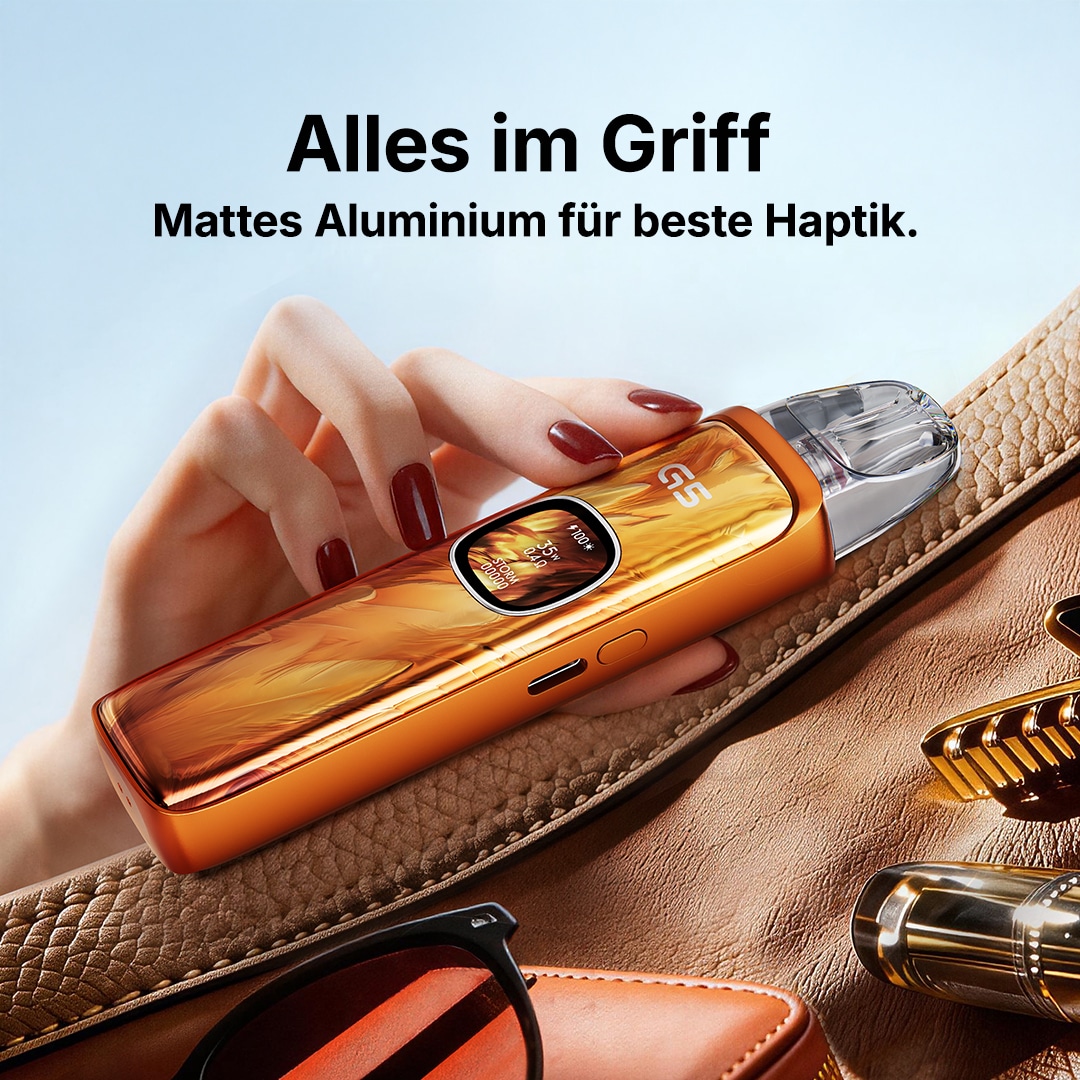 G5 Pod Vape in Orange aus mattem Aluminium, 20 mg Nikotin, in der Hand auf Lederuntergrund mit Accessoires