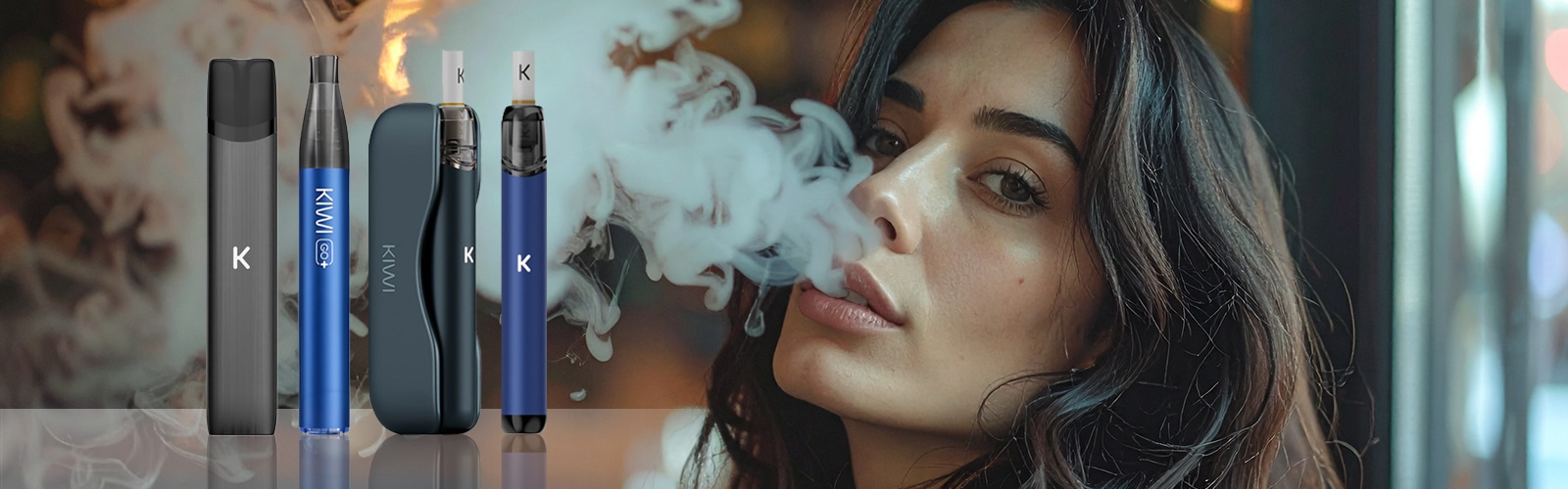 Kit de démarrage du système de pods KIWI Vape 20 mg avec un appareil noir et bleu, à côté duquel on voit un modèle avec de la vapeur en arrière-plan
