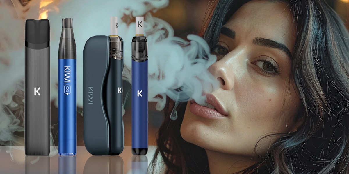 Kit KIWI Pod en bleu et noir avec KIWI Pen, boîtier de recharge et pods, 20 mg, photo du produit et ambiance avec de la vapeur