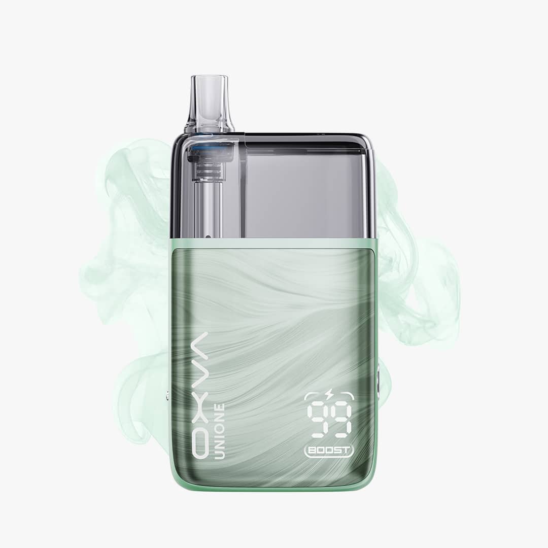 OXVA Union One Pod Vape in Grün, Variante Boost, 20 mg Nikotin, freigestellt mit dezentem Rauch
