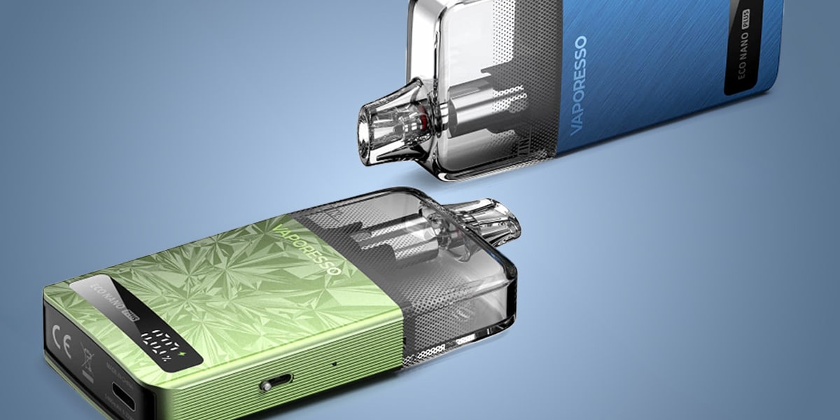 Zwei Vaporesso ECO Nano Pod-Vapes in Grün und Blau, 0 mg Nikotin, mit transparentem Mundstück vor blauem Hintergrund