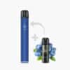Elf Bar 600 Vape in Blau mit Pod, Geschmack Blueberry, 20 mg Nikotin, mit Blaubeeren im Hintergrund
