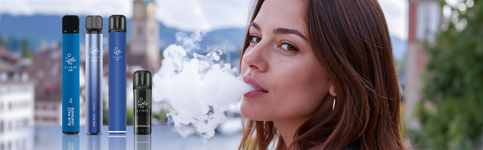 Immagine d'atmosfera: una donna sta svapando, a sinistra Elfbar 600 Disposable in blu/nero con le varietà Blue Razz Lemonade, Mad Blue e Watermelon, 20 mg