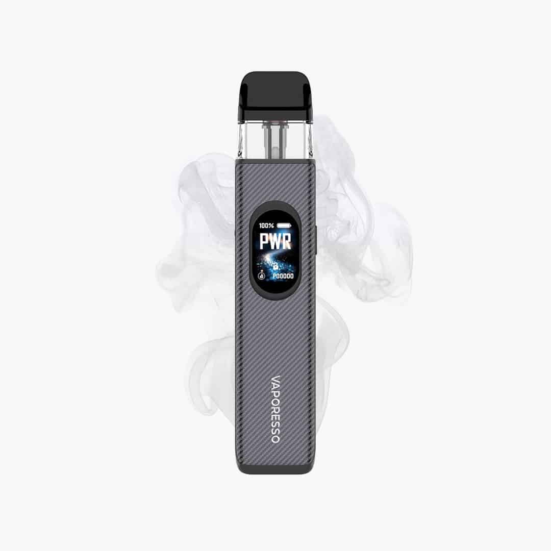 Vaporesso Pod Vape in Carbon-Optik, schwarz, mit Display und Pod oben, 20 mg Nikotin, freigestellt mit Dampf