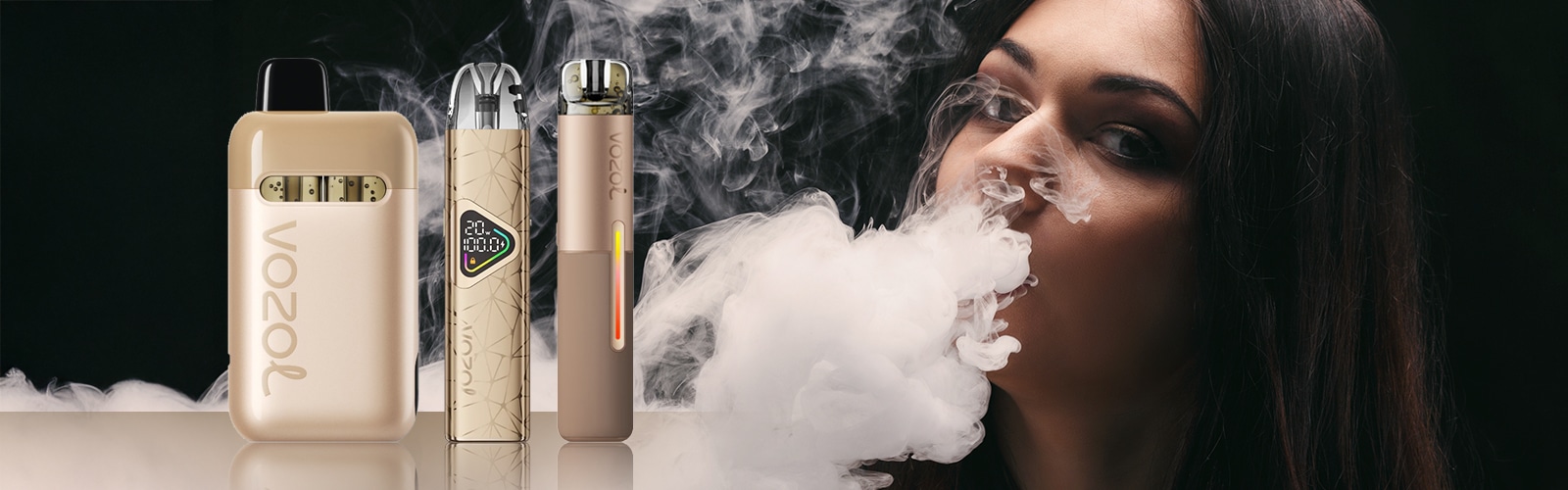 VOZOL Vape in Beige mit zwei Geräten und Dampf, 20 mg Nikotin, Lifestyle-Bild mit Frau im Hintergrund