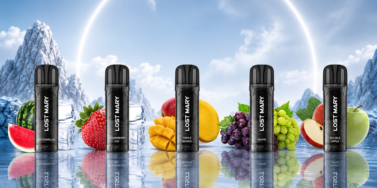 Fünf LOST MARY Einweg Vapes 20 mg mit Watermelon, Strawberry Ice, Triple Mango, Grape und Double Apple vor Eis und Früchten