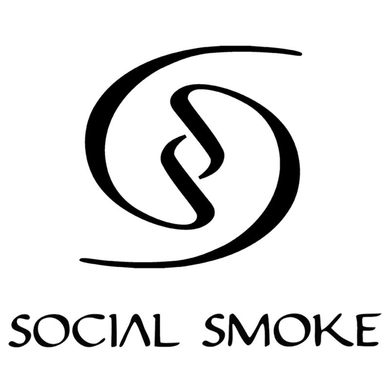 Schwarzes Social Smoke Logo mit stilisiertem S und Schriftzug „SOCIAL SMOKE“ auf hellem Hintergrund