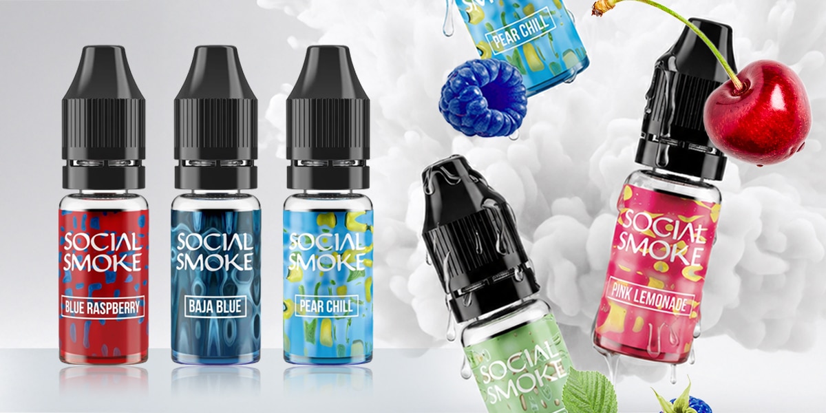 Social Smoke E-Liquid Set 20 mg mit Blue Raspberry, Baja Blue, Pear Chill und Pink Lemonade vor Dampf-Hintergrund