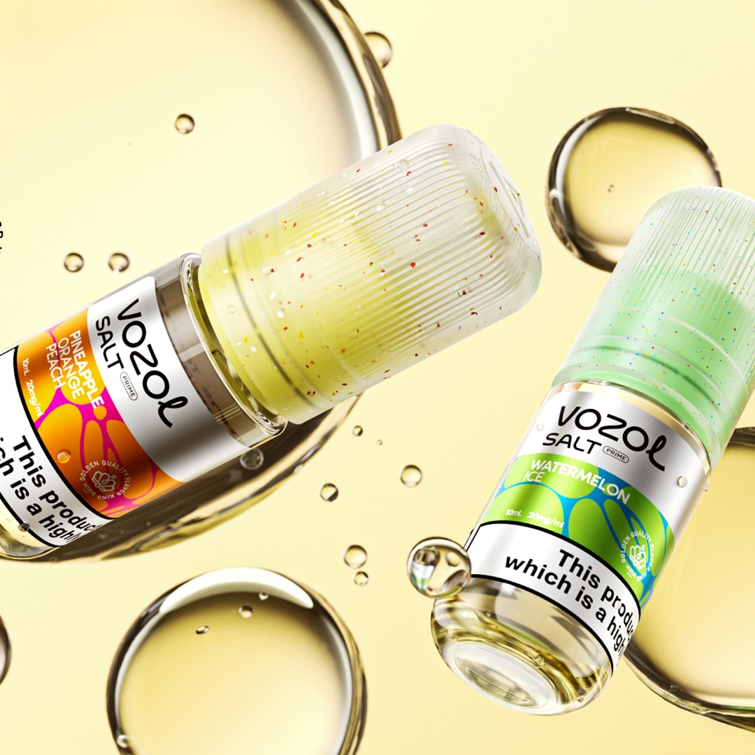 Zwei VOZOL Salt Prime 10 ml Nikotinsalz-Liquids 20 mg: Pineapple Orange Peach und Watermelon Ice vor gelbem Hintergrund