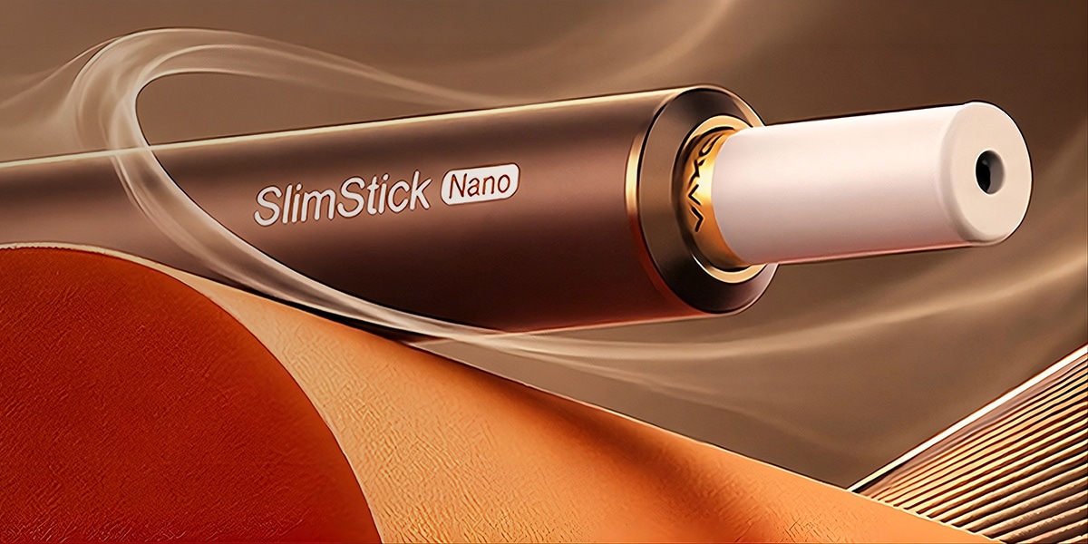 SlimStick Nano Vape 20 mg in Bronze mit weissem Mundstück, Nahaufnahme mit Rauchschwaden und warmem Hintergrund