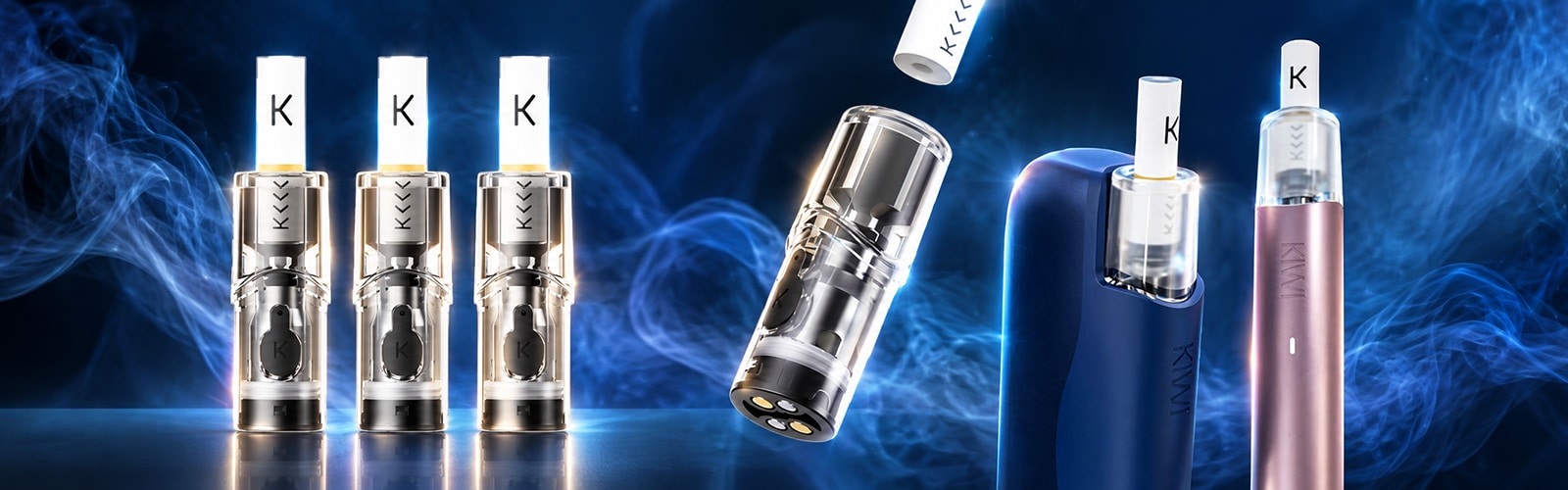 KIWI Vape Set mit drei Pods und zwei Geräten, 20 mg Nikotin, weisse Mundstücke vor blauem Rauch-Hintergrund