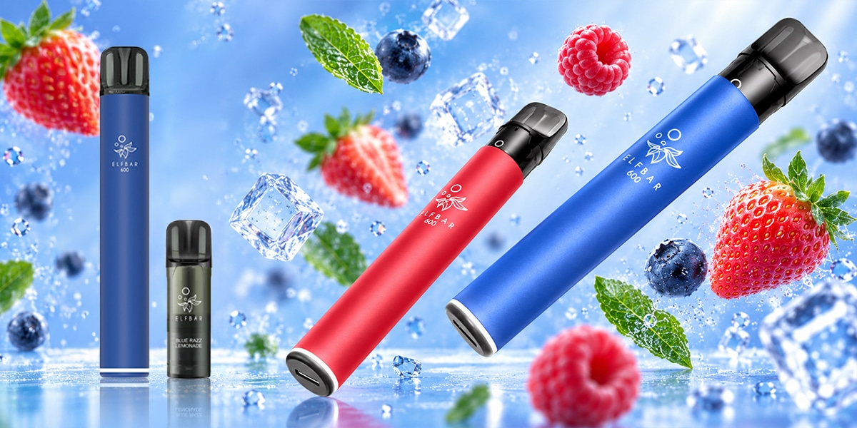 Elfbar 600 Einweg Vape in Blau und Rot, Blue Razz Lemonade Geschmack, 20 mg, mit Beeren, Minzblättern und Eiswürfeln im Hintergrund