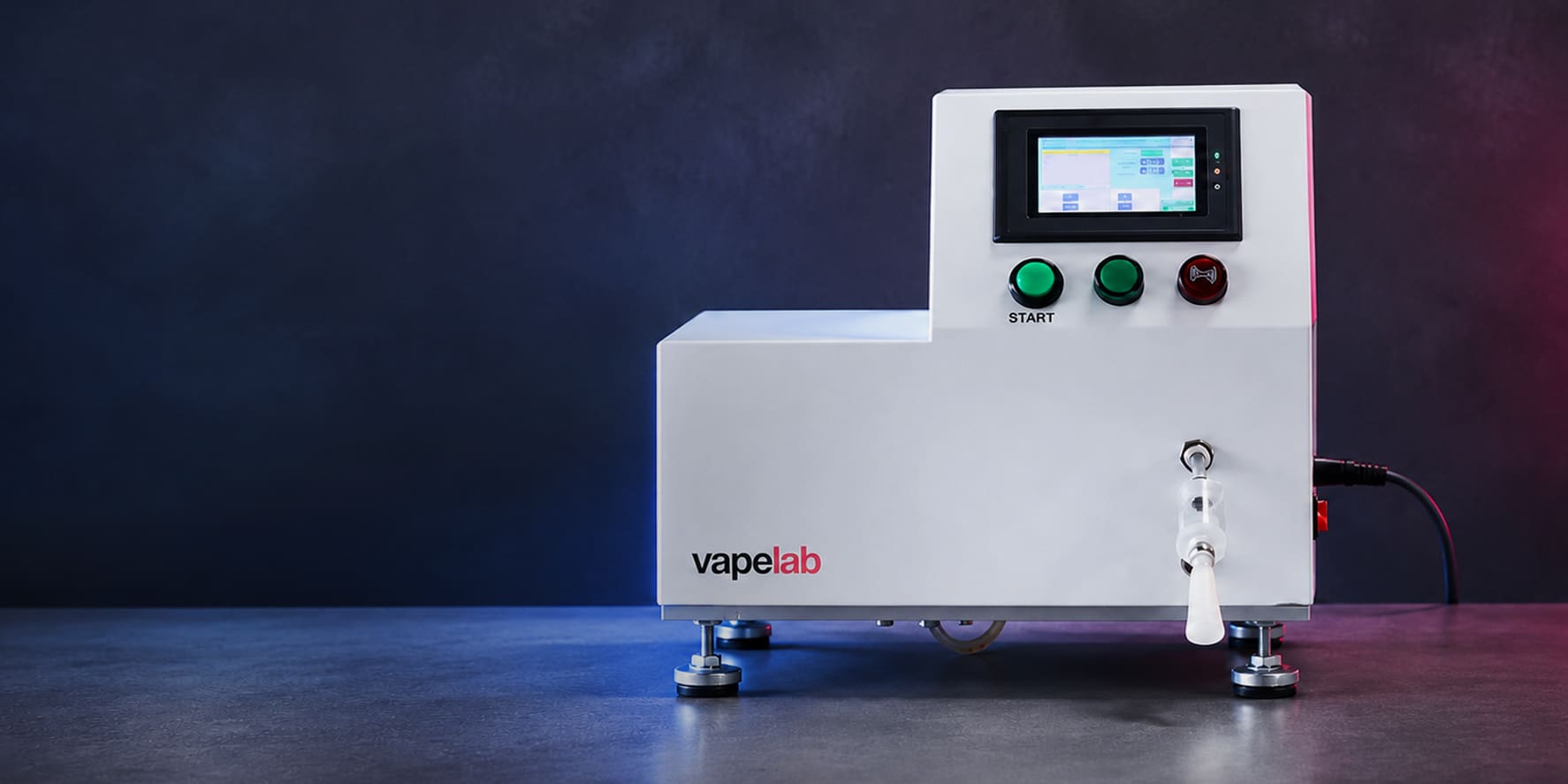 vapelab Abfüllmaschine in Weiss mit Touchscreen, Startknöpfen und Auslassventil auf dunklem Studiohintergrund