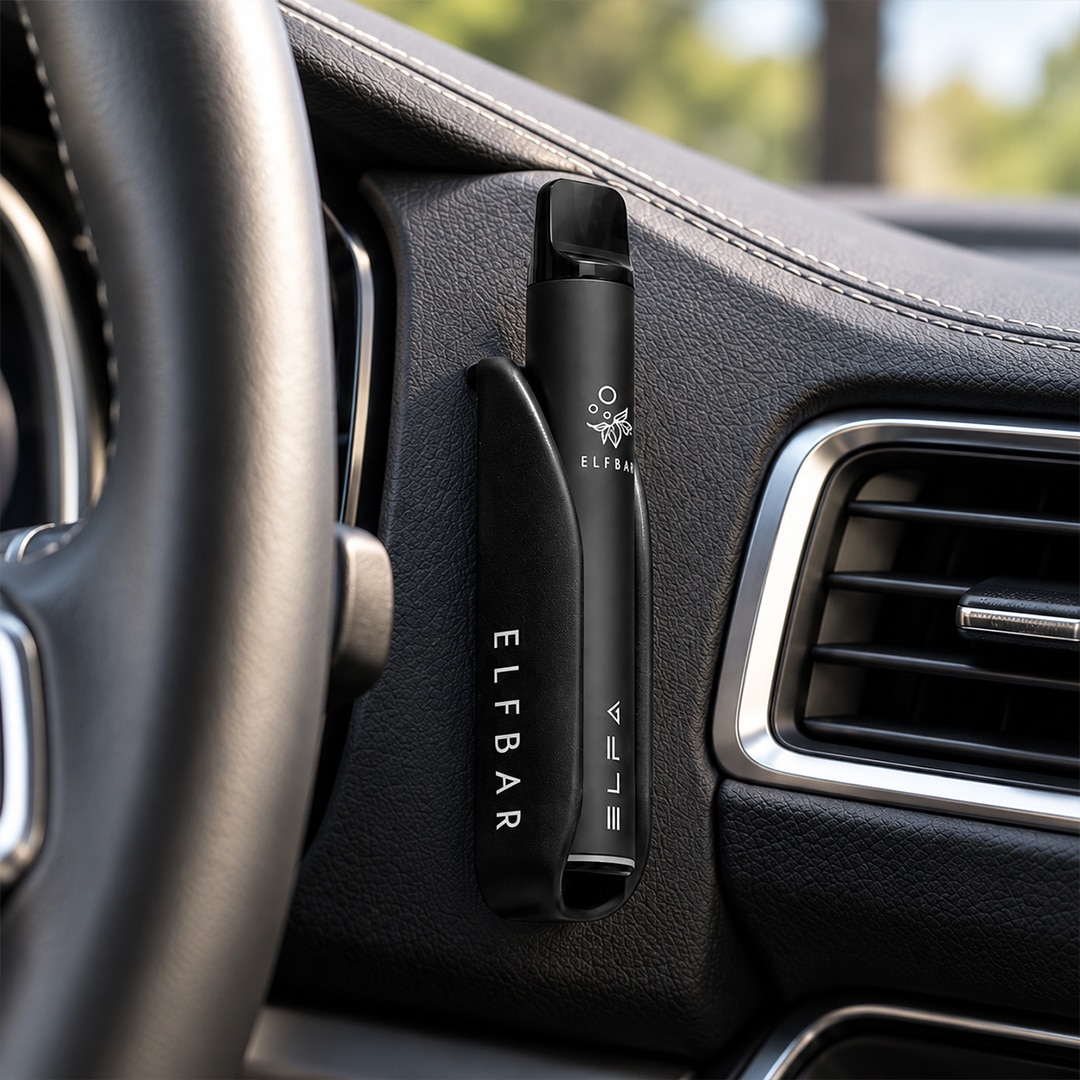 Schwarzes ELFBAR ELFA Pod-System 20 mg im Auto, am Armaturenbrett neben Lüftungsschlitz befestigt
